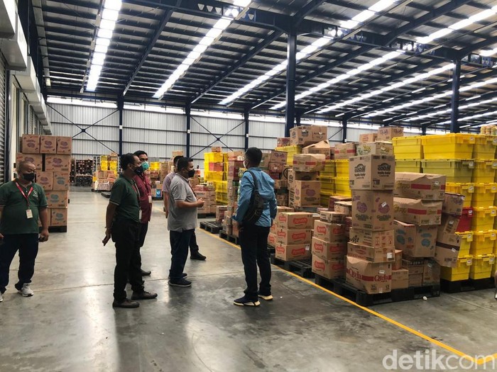 polisi-bersama-satgas-pangan-mendapati-3-gudang-yang-menyimpan-minyak-goreng-mencapai-11-juta-kg-polisi-akan-memanggil-pemilik_43