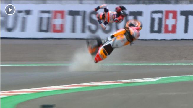 Pebalap Marc Marquez saat insiden kecelakaan.