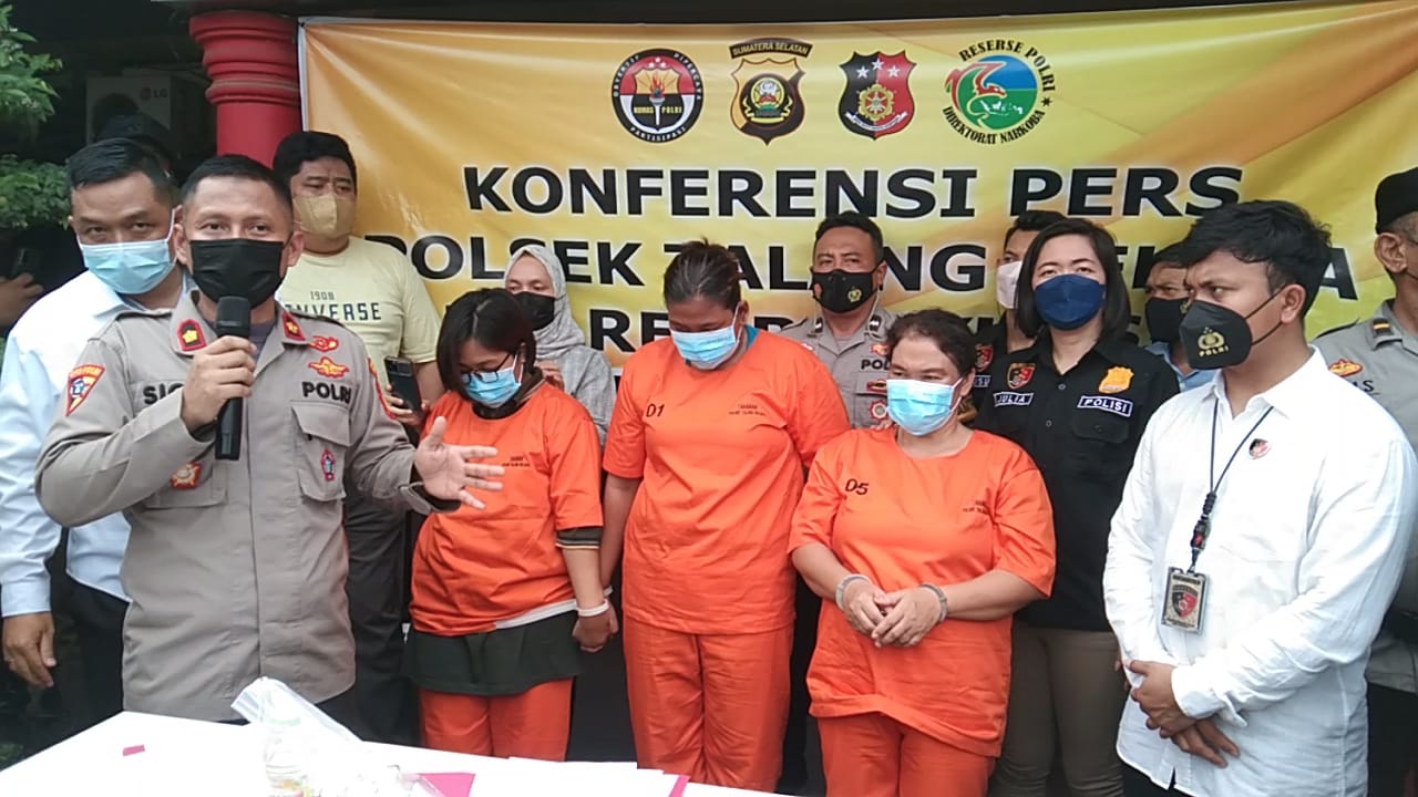 Pelaku penipuan