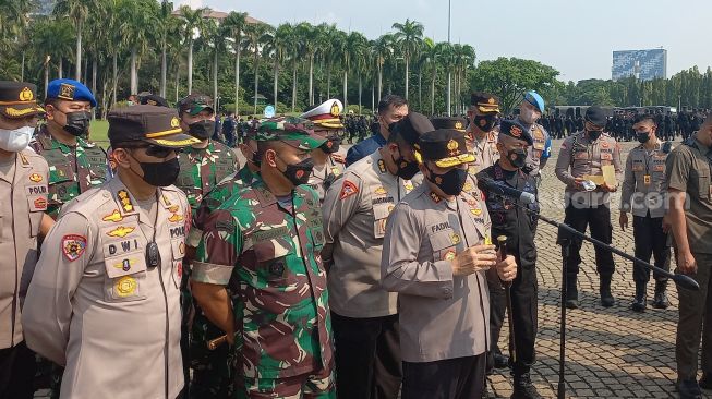 Kapolda Metro Jaya, Irjen Fadil Imran, memastikan ribuan personel TNI -Polri yang jaga demo tidak bawa senjata api.
