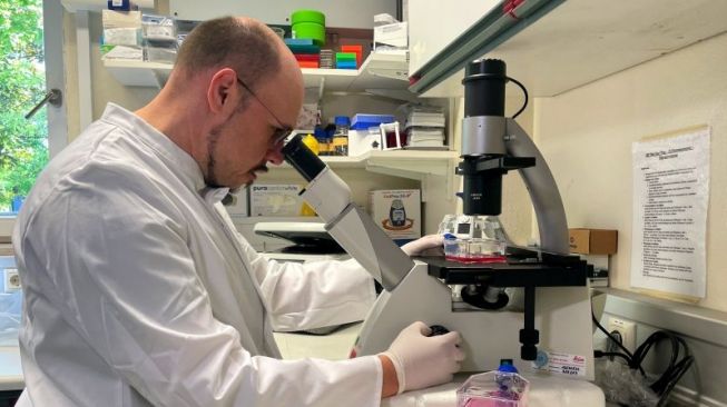 57787-kepala-institut-mikrobiologi-angkatan-bersenjata-jerman-menjalankan-penelitian-di-laboratoriumnya