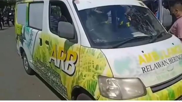 ambulans-berlogo-parta-golkar-yang-angkut-wisatawan-di-puncak-bogor-1_169