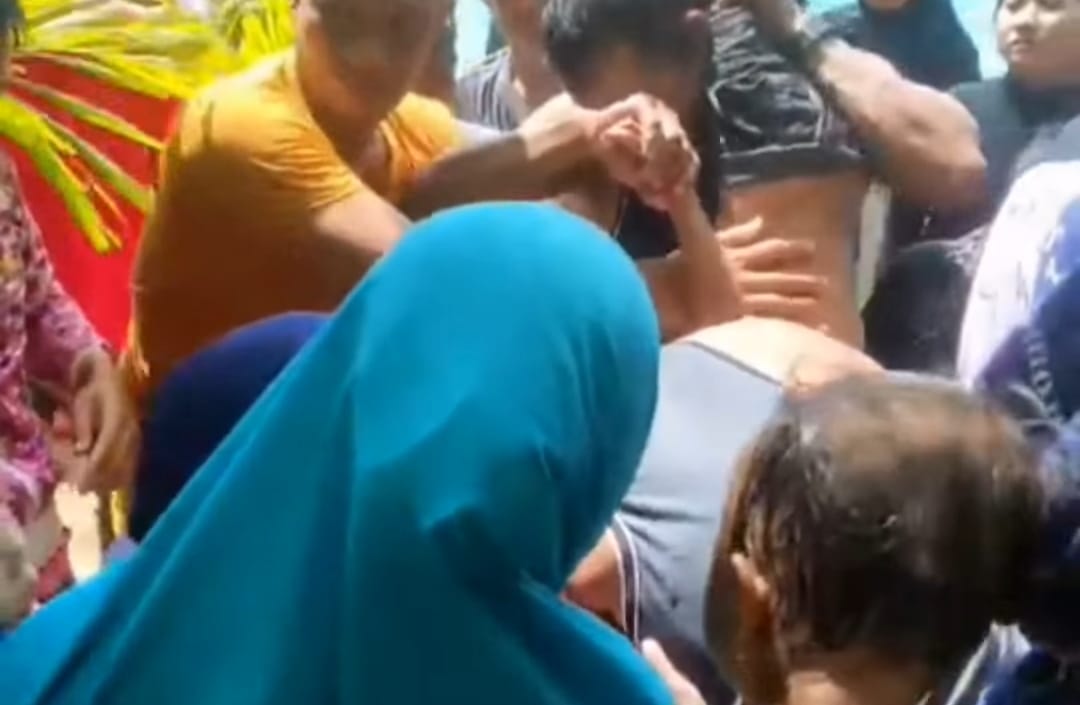 Proses penyelamatan bocah tenggelam di Waterboom Belitang OKU Timur.