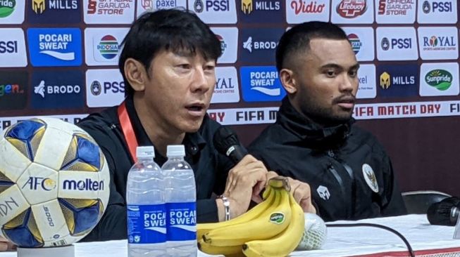 Pelatih tim nasional Indonesia, Shin Tae-yong (kiri), dan pemain sayap skuadnya, Saddil Ramdan
