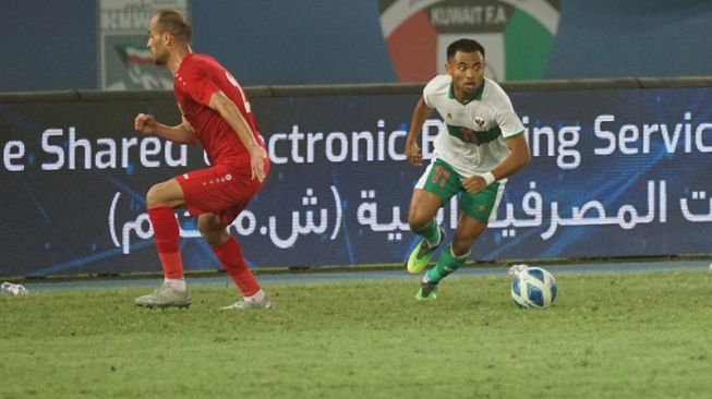 Penyerang sayap Timnas Indonesia, Saddil Ramdani (kanan)