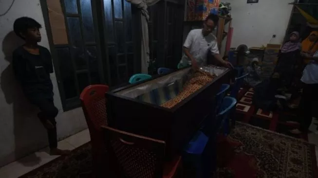 71417-jenazah-salah-satu-dari-delapan-korban-penembakan-oleh-kelompok-bersenjata-papua-tiba-di-palu-dan-ak