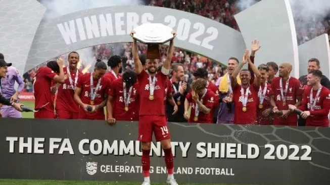 Para pemain tim Liverpool merayakan trofi kemenangan