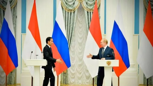 Presiden RI Joko Widodo (kiri) dalam konferensi pers bersama Presiden Rusia Vladimir Putin usai pertemuan kedua pemimpin di Istana Kremlin, Moskow, Rusia