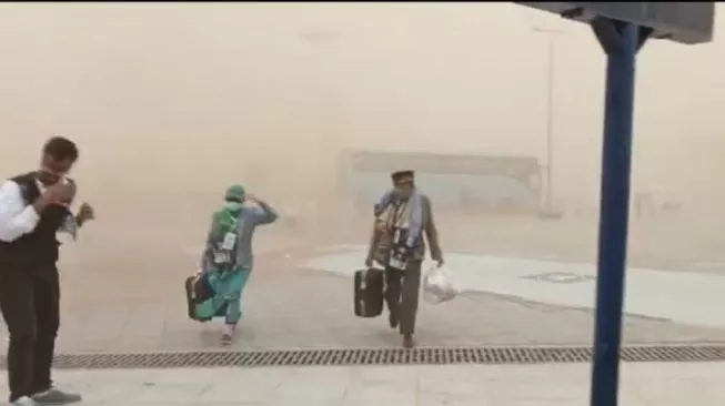 93024-badai-pasir-di-bandara-madinah
