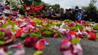 18025-aremania-tabur-bunga-di-stadion-kanjuruhan-tragedi-kanjuruhan
