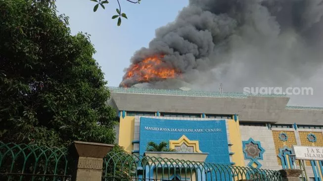 23355-kubah-masjid-raya-jakarta-islamic-center-koja-jakarta-utara-hangus-terbakar-pada-rabu-19102022