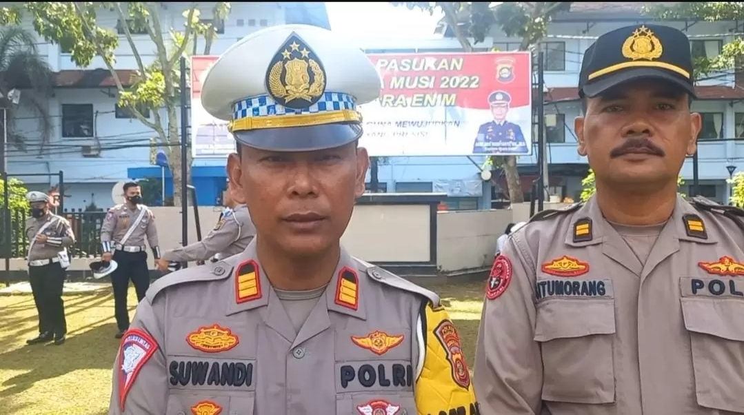 Kasatlantas Polres Muara Enim AKP Suwandi (Kiri)
