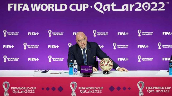 1-presiden-fifa-gianni-infantino-mengatakan-para-pesepakbola-tidak-boleh-protes-karena-para-penggemar-ingin-melupakan-masalah-mereka-selama-pertandingan