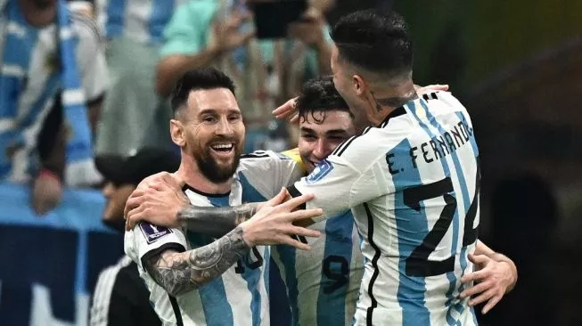 95363-julian-alvarez-lionel-messi-enzo-fernandez-timnas-argentina-vs-timnas-kroasia-piala-dunia-2022