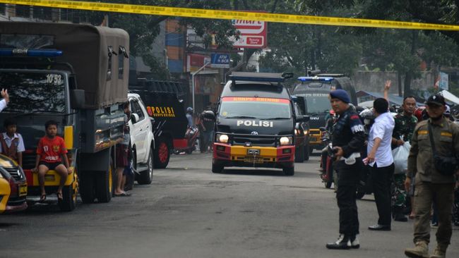 Pengamanan lokasi ledakan bunuh diri