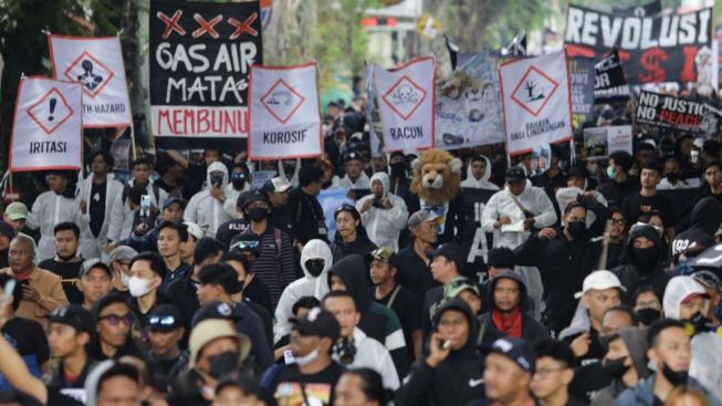 1-aremania-membawa-foto-korban-saat-memperingati-40-hari-tragedi-kanjuruhan (1)