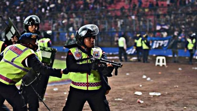 1-brimob-menggunakan-senjata-gas-air-mata-untuk-menghalau-massa-saat-peristiwa-tragedi-kanjuruhan