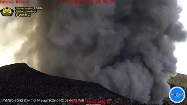 1-terjadi-erupsi-g-marapi-kamis-12-januari-2023