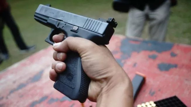 62064-ilustrasi-senjata-api-jenis-glock-antara