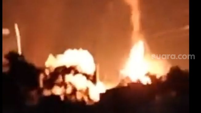 92155-video-detik-detik-ledakan-di-depo-pertamina-plumpang-tangkapan-layarist Depo Pertamina Plumpang terbakar. (tangkapan layar/ist)