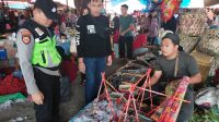 IMG-20230326-WA0050 Petugas saat melakukan razia petasan di Pasar Kalangan Desa Babat
