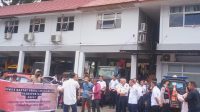 Aksi Komite Rakyat Peduli Keselamatan Transportasi (KRPKT) di depan kantor Dishub Sumsel