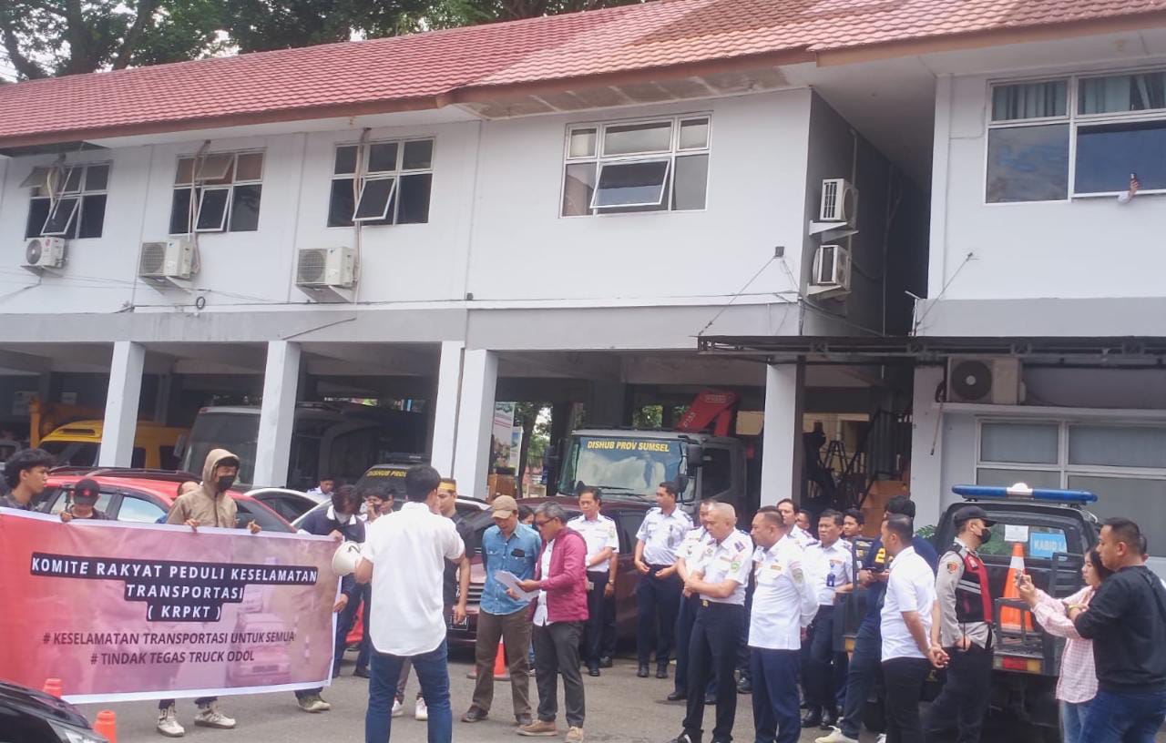 Aksi Komite Rakyat Peduli Keselamatan Transportasi (KRPKT) di depan kantor Dishub Sumsel