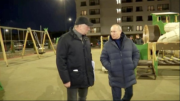 momen-putin-kunjungi-mariupol-3_169
