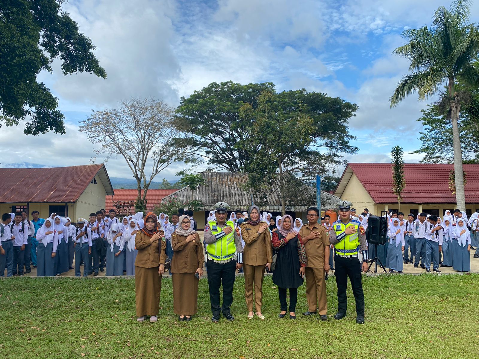 Unit Kamsel Satlantas Polres Pagaralam memberikan edukasi kepada pelajar
