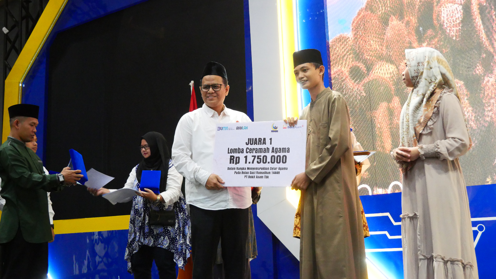 Penyerahan hadiah kepada pemenang lomba ceramah