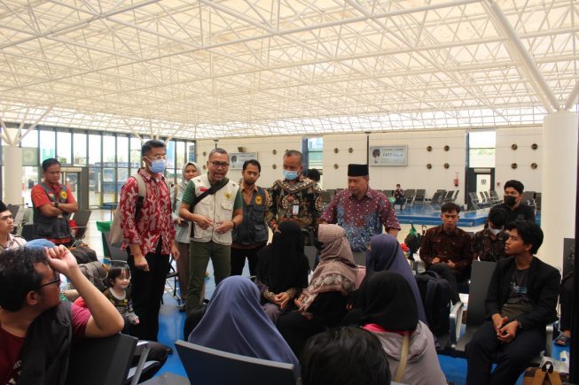 Tim dari Direktorat Pelindungan WNI Kemenlu memberikan arahan kepada rombongan