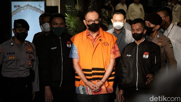 momen-rafael-alun-resmi-ditahan-kpk-1_169