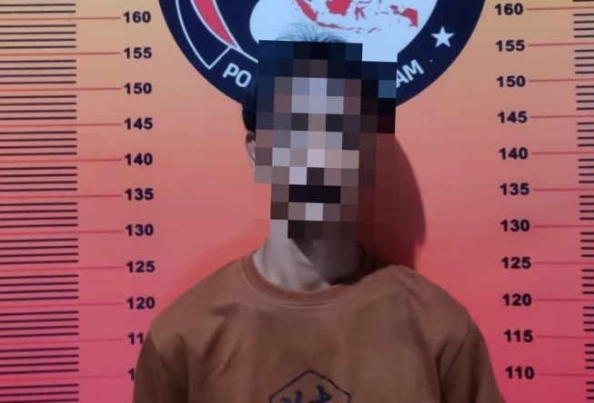 Tersangka saat diamankan polisi