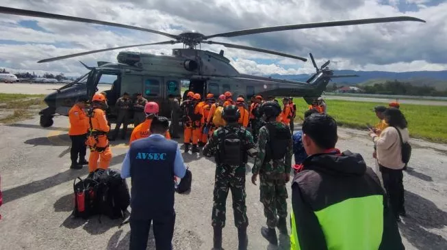 54668-tim-sar-gabungan-melakukan-evakuasi-pesawaat-sam-air-di-papua