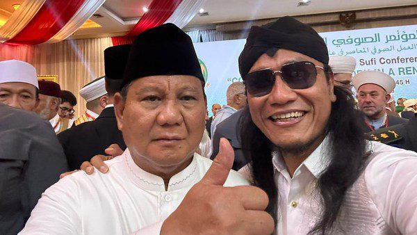 momen-kebersamaan-gus-miftah-dan-prabowo_169.jpeg