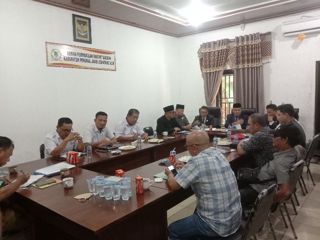 Suasana pertemuan antara PT GBS dengan EMAB yang dimediasi oleh DPRD PALI