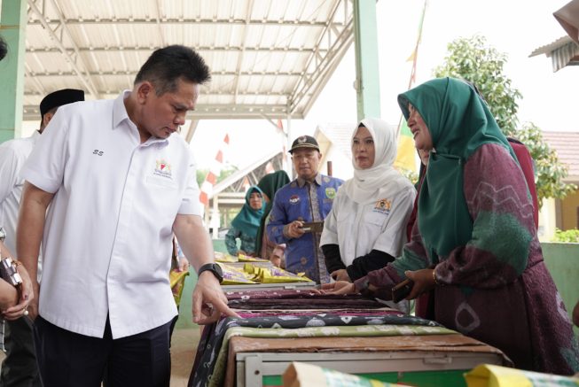 KDN06703 Kadin Indonesia mengunjungi Kabupaten Muaraenim, Sumatera Selatan, untuk melihat program pemberdayaan usaha mikro, kecil dan menengah (UMKM) dari desa ke desa yang diinisiasi Kadin Muaraenim.