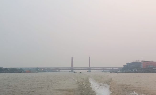 WhatsApp Image 2023-10-03 at 16.09.56 Kabut asap menyelimuti jembatan Ampera/ Agus Firmansyah