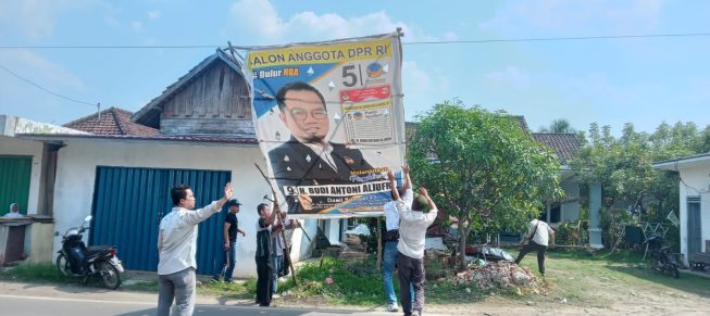 Panwaslu Gunung Megang saat menertibkan APK yang melanggar aturan