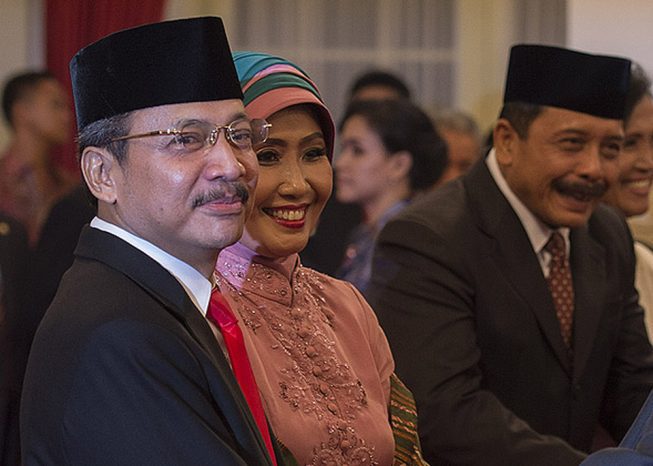 Hakim Mahkamah Konstitusi (MK) Suhartoyo (kiri) mendapat ucapan selamat dari mantan Ketua MK Hamdan Zoelva (kanan) usai acara pengucapan sumpah jabatan di Istana Negara, Jakarta, Rabu (7/1). Hakim Mahkamah Konstitusi (MK) Suhartoyo (Antara/Widodo S Jusuf)