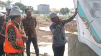 Pj Gubernur Sumsel meninjau langsung Revitalisasi Danau OPI yang berada di kawasan Jakabaring Kota Palembang, Jumat (24/11/2023).