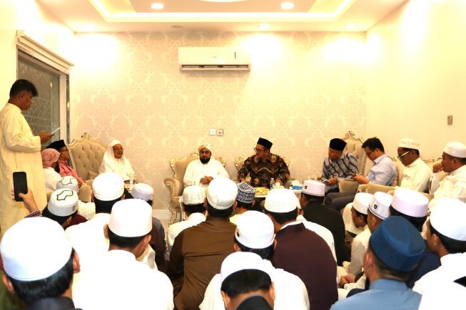 Konjen RI Jeddah Yusron B Ambary mengenakan batik (tengah) bersama Syekh Salim Majid Rahmatullah (Cicit Pendiri Madrasah Shalatiyah)
