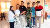 Babinsa Gelumbang Kawal Bantuan Beras Bulog untuk 317 Warga Kurang Mampu