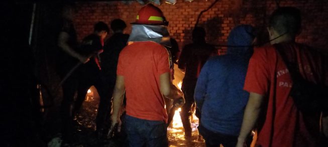 Kondisi kontrakan yang dijadikan tempat penimbunan BBM ludes dilalap api