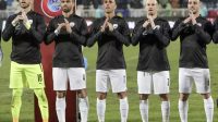ezgif-5-ffb149f93b Pemain timnas Israel saat mendengar lagu kebangsaan Israel sebelum pertandingan sepak bola kualifikasi grup I Euro 2024 melawan Kosovo di stadion Fadil Vokrri di Pristina, Kosovo, Minggu, 12 November 2023. (AP / AP)