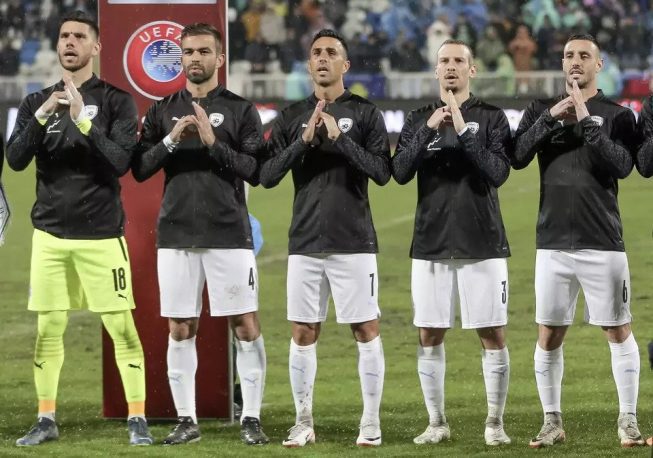 ezgif-5-ffb149f93b Pemain timnas Israel saat mendengar lagu kebangsaan Israel sebelum pertandingan sepak bola kualifikasi grup I Euro 2024 melawan Kosovo di stadion Fadil Vokrri di Pristina, Kosovo, Minggu, 12 November 2023. (AP / AP)