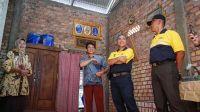 Pj Bupati Muba, Apriyadi Mahmud, meninjau salah satu rumah warga yang mendapatkan bantuan bedah rumah di Kelurahan Balai Agung, Kecamatan Sekayu. Pj Bupati Muba, Apriyadi Mahmud, meninjau salah satu rumah warga yang mendapatkan bantuan bedah rumah di Kelurahan Balai Agung, Kecamatan Sekayu.