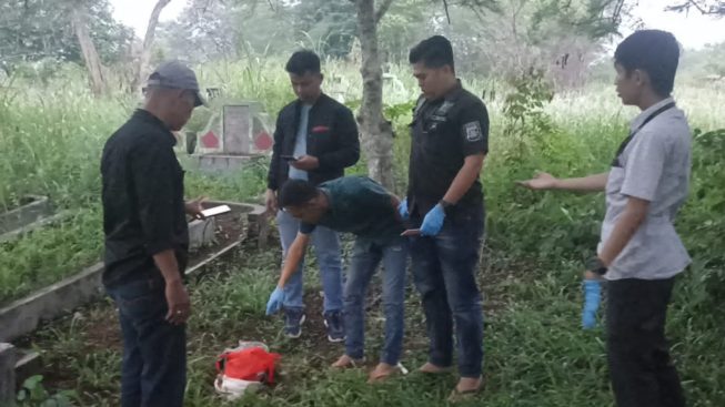 Tim Inafis Polrestabes Palembang melakukan evakuasi jasad bayi di TPU Talang Kerikil
