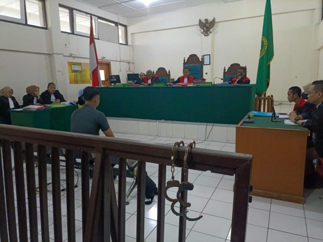 Sidang kasus pengangkutan minyak solar ilegal sebanyak 10 ribu liter ke Lampung berlangsung di PN Palembang. Majelis hakim yang dipimpin oleh Hakim Pitriadi SH MH, memerintahkan saksi untuk mengejar dan menangkap bos minyak solar tersebut, yang masih buron. Sidang kasus pengangkutan minyak solar ilegal sebanyak 10 ribu liter ke Lampung berlangsung di PN Palembang. Majelis hakim yang dipimpin oleh Hakim Pitriadi SH MH, memerintahkan saksi untuk mengejar dan menangkap bos minyak solar tersebut, yang masih buron.