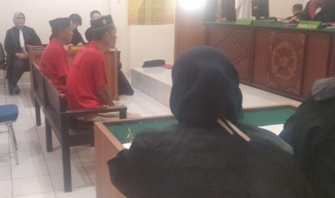 JPU Kejati Sumsel menuntut dua terdakwa kasus sabu 205 gram, H M Amin Fauzi dan Four Meigu, dengan hukuman 10 tahun penjara dan denda Rp 1 miliar di PN Palembang JPU Kejati Sumsel menuntut dua terdakwa kasus sabu 205 gram, H M Amin Fauzi dan Four Meigu, dengan hukuman 10 tahun penjara dan denda Rp 1 miliar di PN Palembang